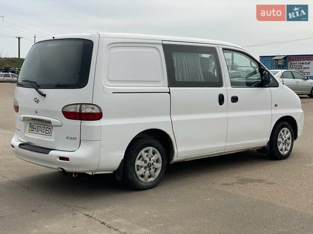 Белый Хендай H-1, объемом двигателя 2.5 л и пробегом 300 тыс. км за 6200 $, фото 7 на Automoto.ua