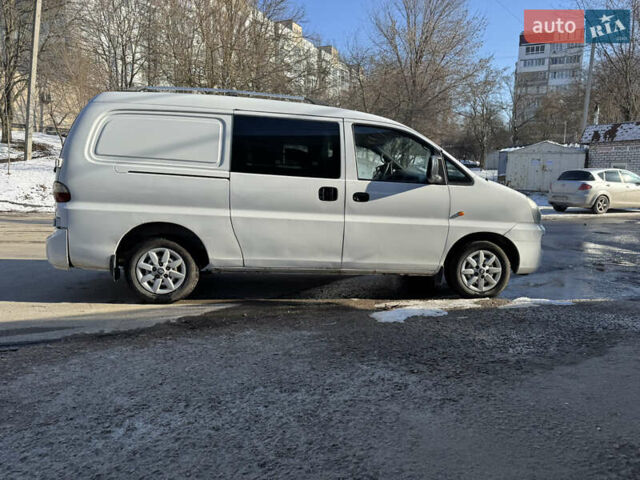 Белый Хендай H-1, объемом двигателя 2.5 л и пробегом 300 тыс. км за 5200 $, фото 17 на Automoto.ua