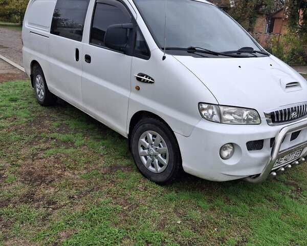 Білий Хендай H-1, об'ємом двигуна 2.5 л та пробігом 348 тис. км за 4900 $, фото 8 на Automoto.ua