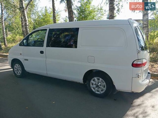 Белый Хендай H-1, объемом двигателя 2.5 л и пробегом 188 тыс. км за 6300 $, фото 18 на Automoto.ua