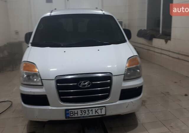 Белый Хендай H-1, объемом двигателя 2.48 л и пробегом 700 тыс. км за 3800 $, фото 3 на Automoto.ua