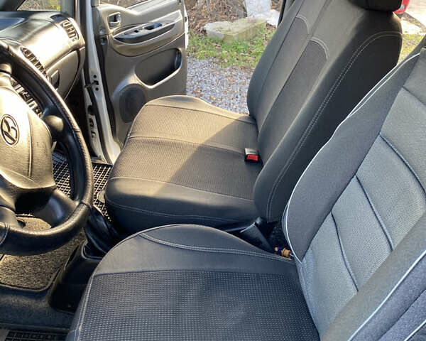 Белый Хендай H-1, объемом двигателя 2.5 л и пробегом 309 тыс. км за 6499 $, фото 6 на Automoto.ua