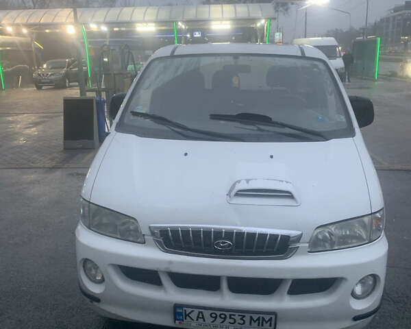 Белый Хендай H-1, объемом двигателя 2.5 л и пробегом 330 тыс. км за 4450 $, фото 6 на Automoto.ua