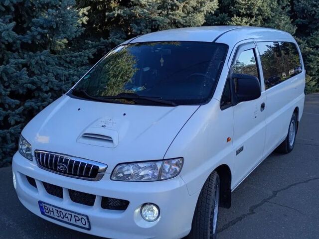 Белый Хендай H-1, объемом двигателя 2.5 л и пробегом 310 тыс. км за 6000 $, фото 3 на Automoto.ua