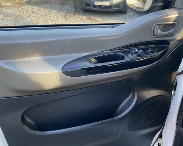 Белый Хендай H-1, объемом двигателя 2.5 л и пробегом 309 тыс. км за 6499 $, фото 9 на Automoto.ua