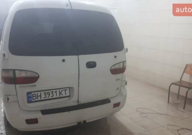 Белый Хендай H-1, объемом двигателя 2.48 л и пробегом 700 тыс. км за 3800 $, фото 6 на Automoto.ua