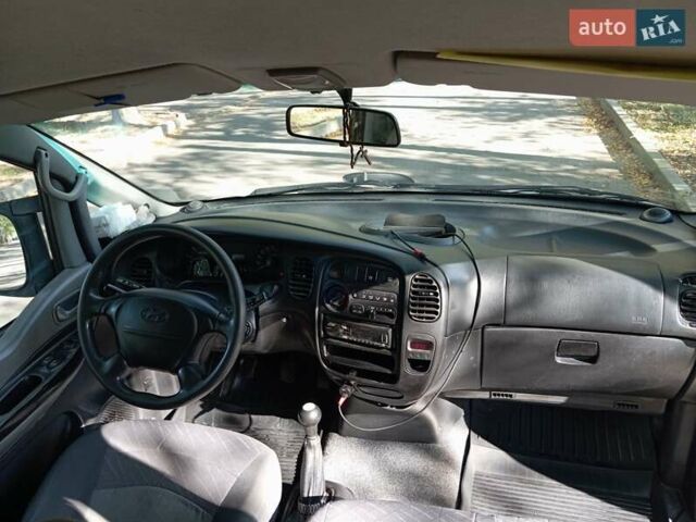 Белый Хендай H-1, объемом двигателя 2.5 л и пробегом 188 тыс. км за 6300 $, фото 2 на Automoto.ua