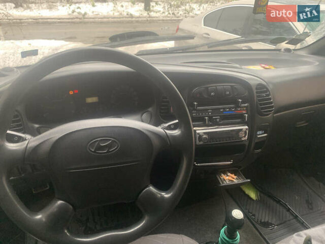 Белый Хендай H-1, объемом двигателя 2.5 л и пробегом 330 тыс. км за 4450 $, фото 4 на Automoto.ua