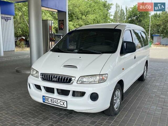 Белый Хендай H-1, объемом двигателя 2.5 л и пробегом 230 тыс. км за 5600 $, фото 1 на Automoto.ua