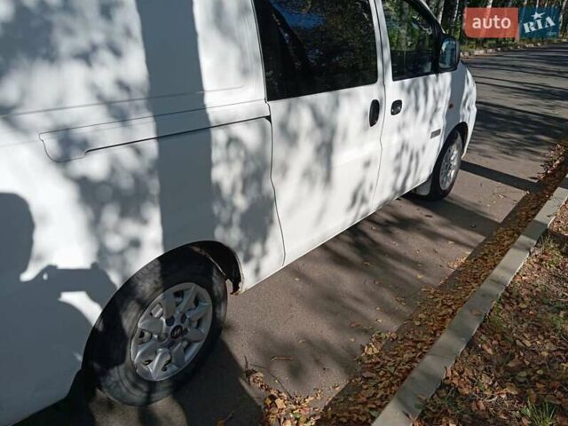 Белый Хендай H-1, объемом двигателя 2.5 л и пробегом 188 тыс. км за 6300 $, фото 13 на Automoto.ua