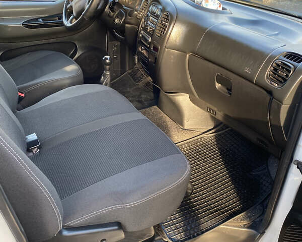 Белый Хендай H-1, объемом двигателя 2.5 л и пробегом 309 тыс. км за 6499 $, фото 7 на Automoto.ua