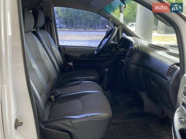Белый Хендай H-1, объемом двигателя 2.5 л и пробегом 230 тыс. км за 5600 $, фото 21 на Automoto.ua