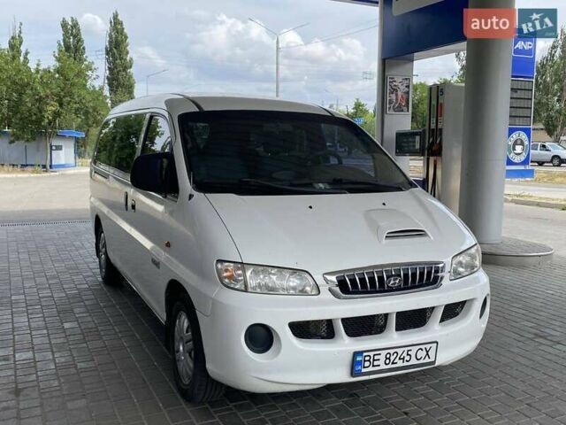 Белый Хендай H-1, объемом двигателя 2.5 л и пробегом 230 тыс. км за 5600 $, фото 5 на Automoto.ua
