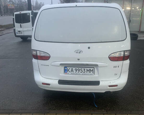 Белый Хендай H-1, объемом двигателя 2.5 л и пробегом 330 тыс. км за 4450 $, фото 1 на Automoto.ua