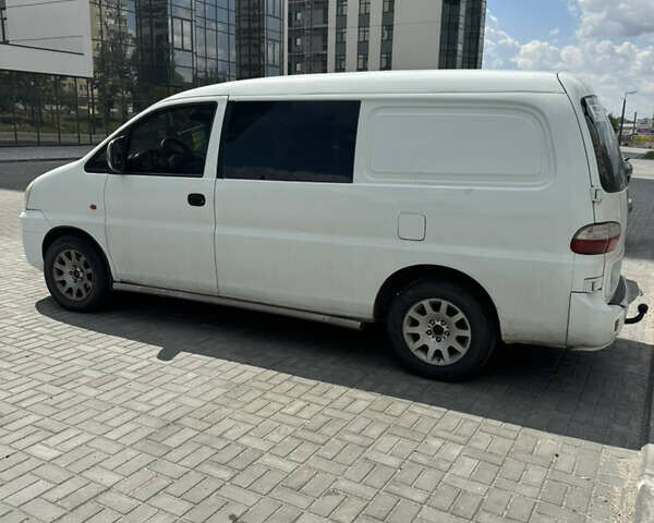 Белый Хендай H-1, объемом двигателя 2.4 л и пробегом 1000 тыс. км за 4100 $, фото 3 на Automoto.ua