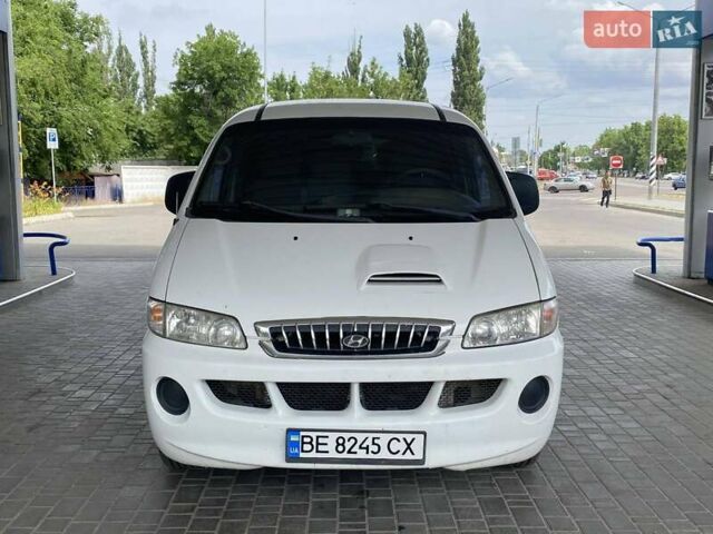 Белый Хендай H-1, объемом двигателя 2.5 л и пробегом 230 тыс. км за 5600 $, фото 3 на Automoto.ua