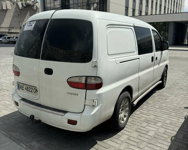 Белый Хендай H-1, объемом двигателя 2.4 л и пробегом 1000 тыс. км за 4100 $, фото 2 на Automoto.ua