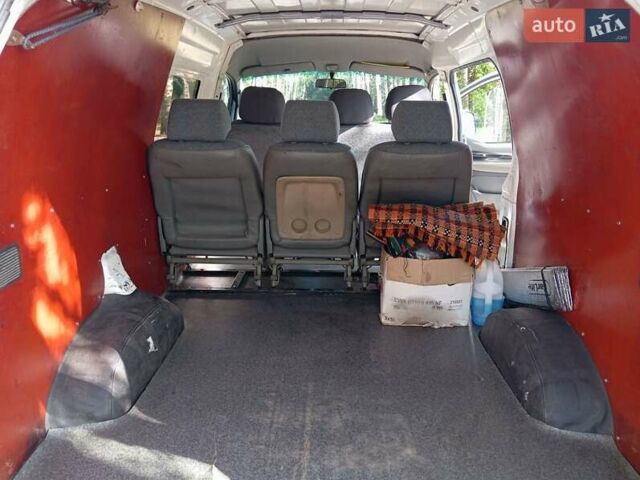 Белый Хендай H-1, объемом двигателя 2.5 л и пробегом 188 тыс. км за 6300 $, фото 1 на Automoto.ua