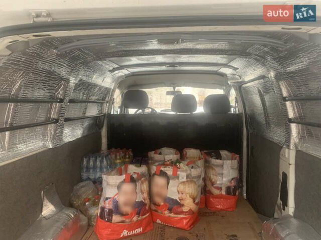 Белый Хендай H-1, объемом двигателя 2.5 л и пробегом 330 тыс. км за 4450 $, фото 5 на Automoto.ua