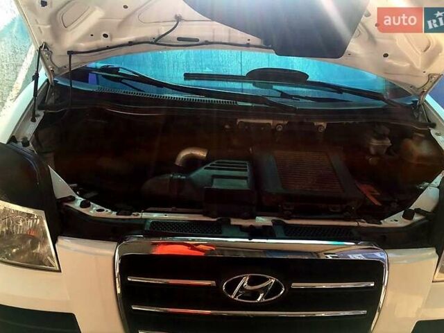 Белый Хендай H-1, объемом двигателя 2.5 л и пробегом 190 тыс. км за 6300 $, фото 1 на Automoto.ua