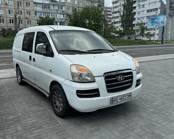 Белый Хендай H-1, объемом двигателя 2.4 л и пробегом 1000 тыс. км за 4100 $, фото 1 на Automoto.ua