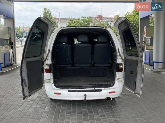 Белый Хендай H-1, объемом двигателя 2.5 л и пробегом 230 тыс. км за 5600 $, фото 24 на Automoto.ua