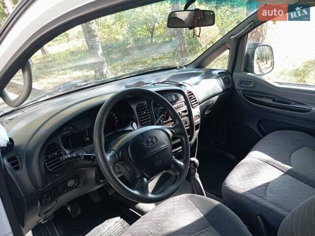 Белый Хендай H-1, объемом двигателя 2.5 л и пробегом 188 тыс. км за 6300 $, фото 8 на Automoto.ua