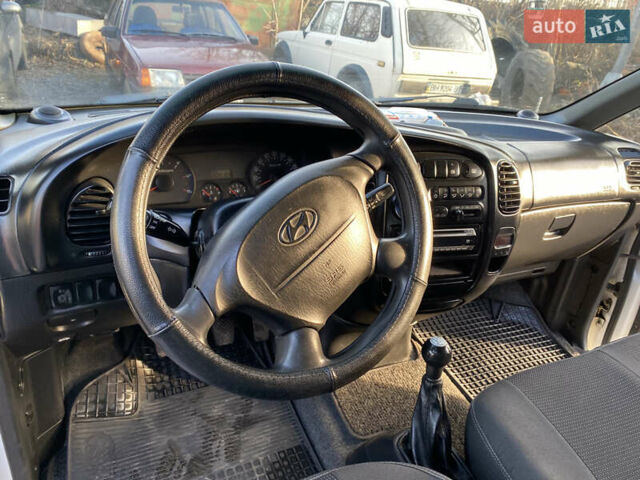 Белый Хендай H-1, объемом двигателя 2.5 л и пробегом 309 тыс. км за 6499 $, фото 5 на Automoto.ua