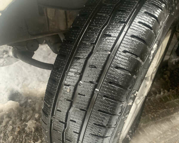 Белый Хендай H-1, объемом двигателя 2.5 л и пробегом 330 тыс. км за 4450 $, фото 3 на Automoto.ua