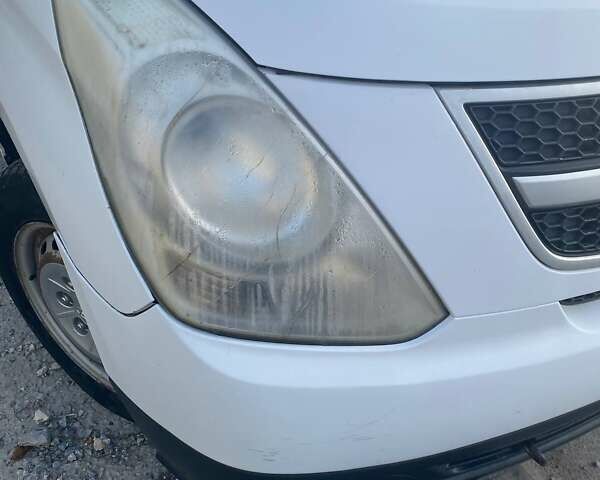 Белый Хендай H-1, объемом двигателя 2.48 л и пробегом 358 тыс. км за 5500 $, фото 4 на Automoto.ua