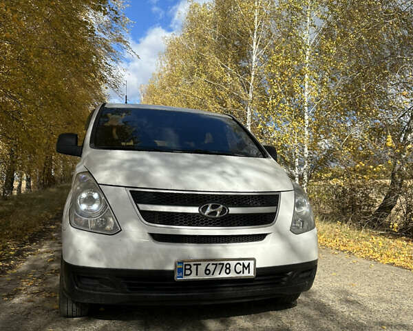 Хендай H-1 2008 у Бару на Automoto.ua Білий Хендай H-1, об'ємом двигуна 2.5 л та пробігом 288 тис. км за 7300 $, фото 2 на Automoto.ua