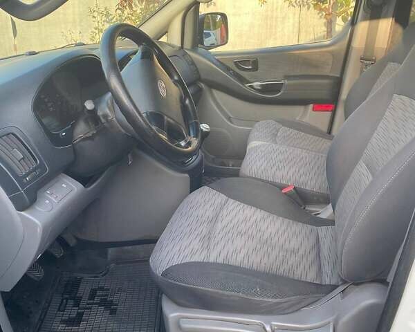 Белый Хендай H-1, объемом двигателя 2.48 л и пробегом 358 тыс. км за 5500 $, фото 5 на Automoto.ua