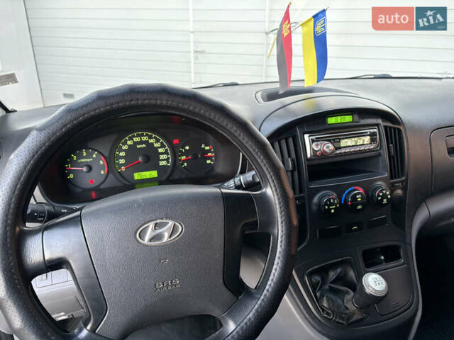 Белый Хендай H-1, объемом двигателя 2.5 л и пробегом 282 тыс. км за 8200 $, фото 5 на Automoto.ua