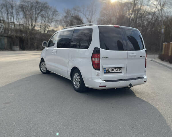 Белый Хендай H-1, объемом двигателя 2.5 л и пробегом 324 тыс. км за 9000 $, фото 3 на Automoto.ua