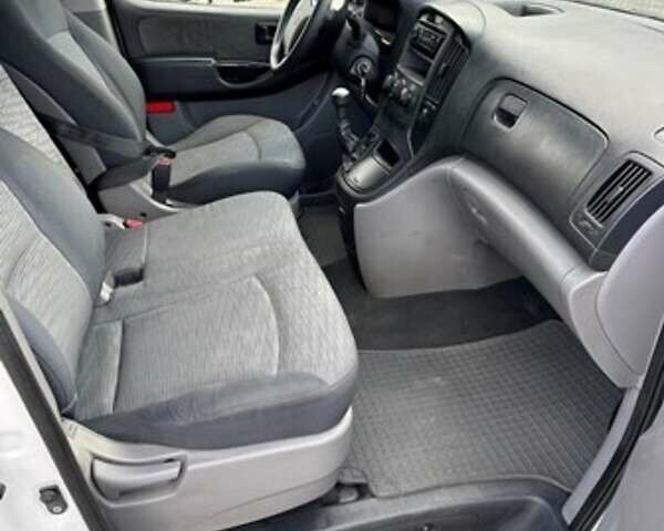 Белый Хендай H-1, объемом двигателя 2.5 л и пробегом 211 тыс. км за 7950 $, фото 4 на Automoto.ua