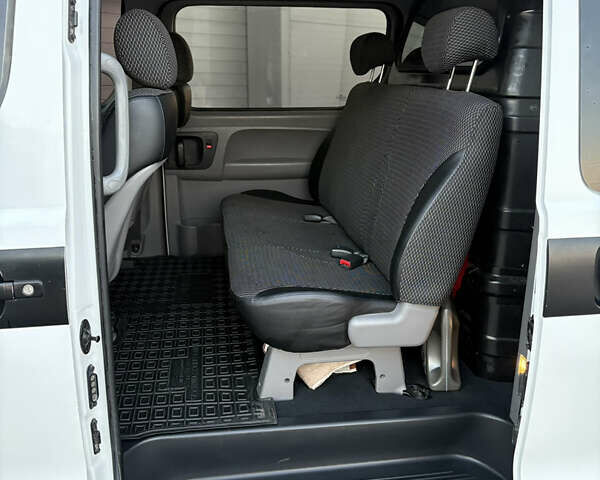 Белый Хендай H-1, объемом двигателя 2.5 л и пробегом 282 тыс. км за 8200 $, фото 9 на Automoto.ua