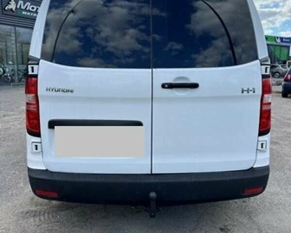 Белый Хендай H-1, объемом двигателя 2.5 л и пробегом 211 тыс. км за 7950 $, фото 3 на Automoto.ua