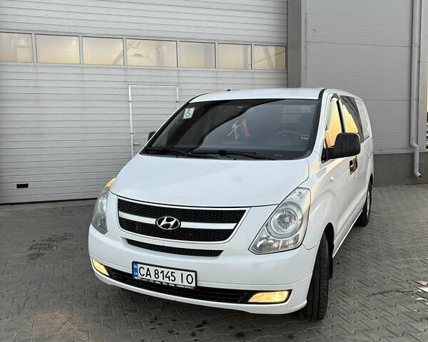 Белый Хендай H-1, объемом двигателя 2.5 л и пробегом 282 тыс. км за 8200 $, фото 3 на Automoto.ua