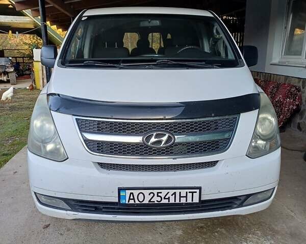 Білий Хендай H-1, об'ємом двигуна 2.5 л та пробігом 370 тис. км за 7600 $, фото 5 на Automoto.ua