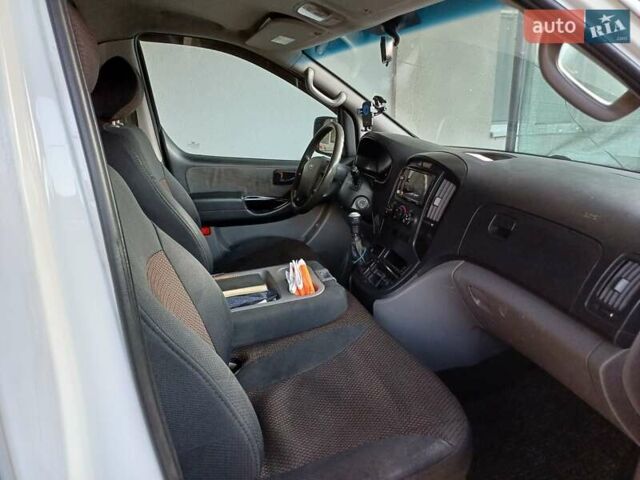 Білий Хендай H-1, об'ємом двигуна 2.5 л та пробігом 370 тис. км за 7600 $, фото 2 на Automoto.ua