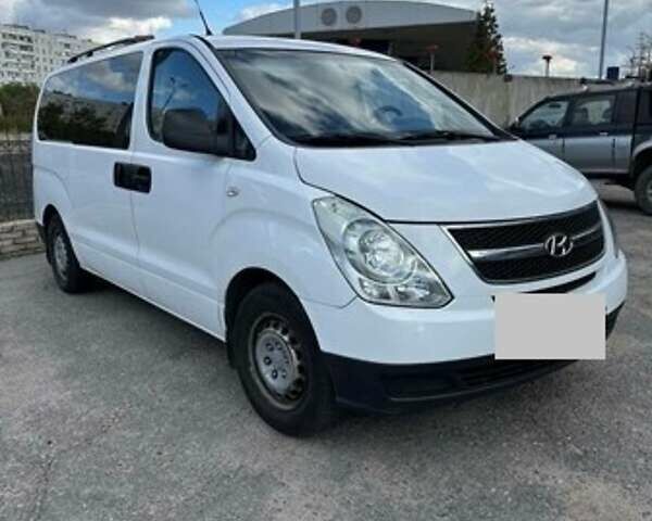 Белый Хендай H-1, объемом двигателя 2.5 л и пробегом 211 тыс. км за 7950 $, фото 1 на Automoto.ua
