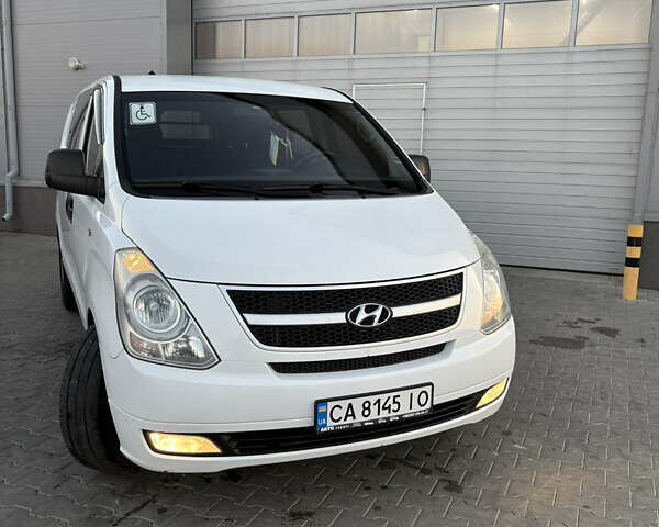 Белый Хендай H-1, объемом двигателя 2.5 л и пробегом 282 тыс. км за 8200 $, фото 1 на Automoto.ua