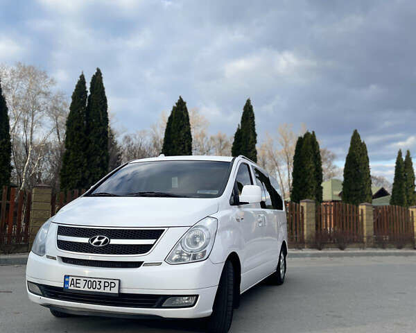 Белый Хендай H-1, объемом двигателя 2.5 л и пробегом 324 тыс. км за 9700 $, фото 1 на Automoto.ua