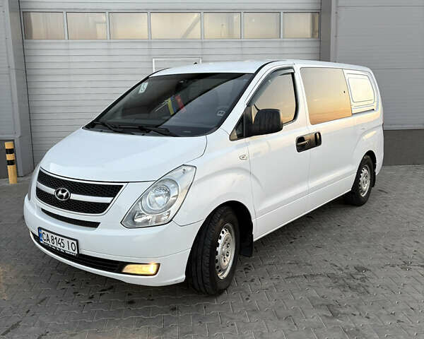 Белый Хендай H-1, объемом двигателя 2.5 л и пробегом 282 тыс. км за 8200 $, фото 4 на Automoto.ua