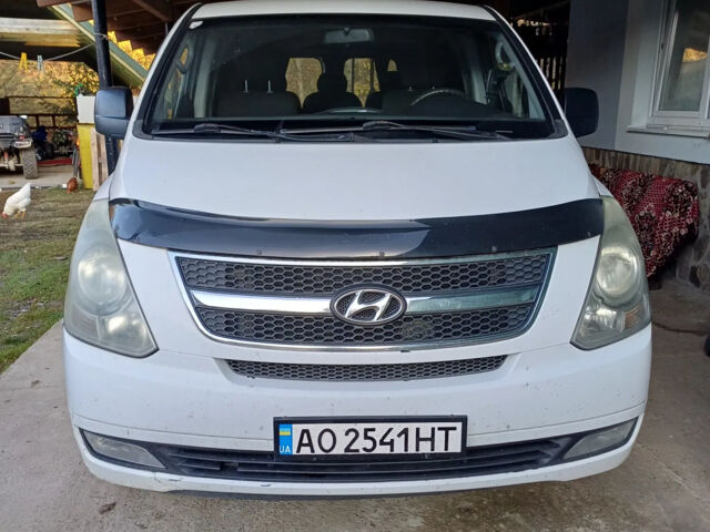 Білий Хендай H-1, об'ємом двигуна 2.5 л та пробігом 370 тис. км за 7600 $, фото 3 на Automoto.ua
