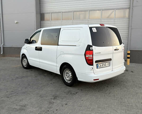 Белый Хендай H-1, объемом двигателя 2.5 л и пробегом 282 тыс. км за 8200 $, фото 11 на Automoto.ua