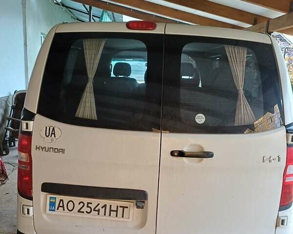 Білий Хендай H-1, об'ємом двигуна 2.5 л та пробігом 370 тис. км за 7600 $, фото 1 на Automoto.ua