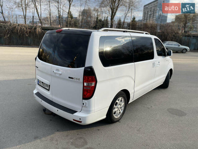 Белый Хендай H-1, объемом двигателя 2.5 л и пробегом 324 тыс. км за 9700 $, фото 6 на Automoto.ua