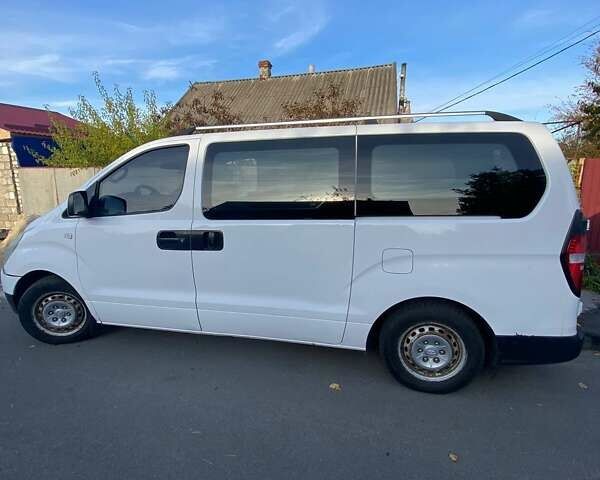 Белый Хендай H-1, объемом двигателя 2.48 л и пробегом 358 тыс. км за 5500 $, фото 1 на Automoto.ua