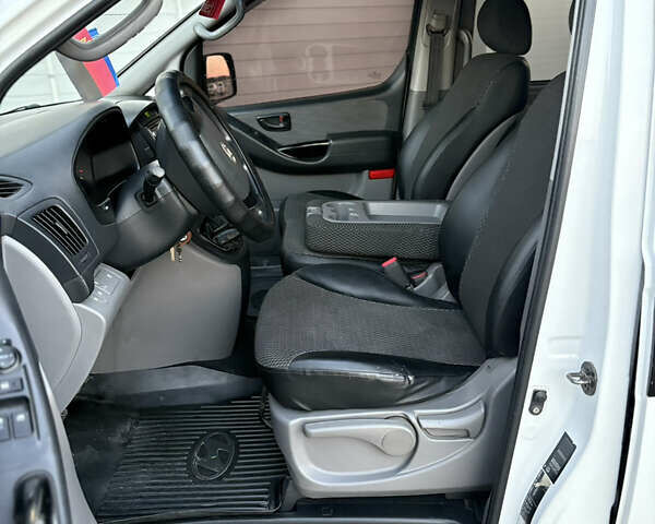 Белый Хендай H-1, объемом двигателя 2.5 л и пробегом 282 тыс. км за 8200 $, фото 7 на Automoto.ua